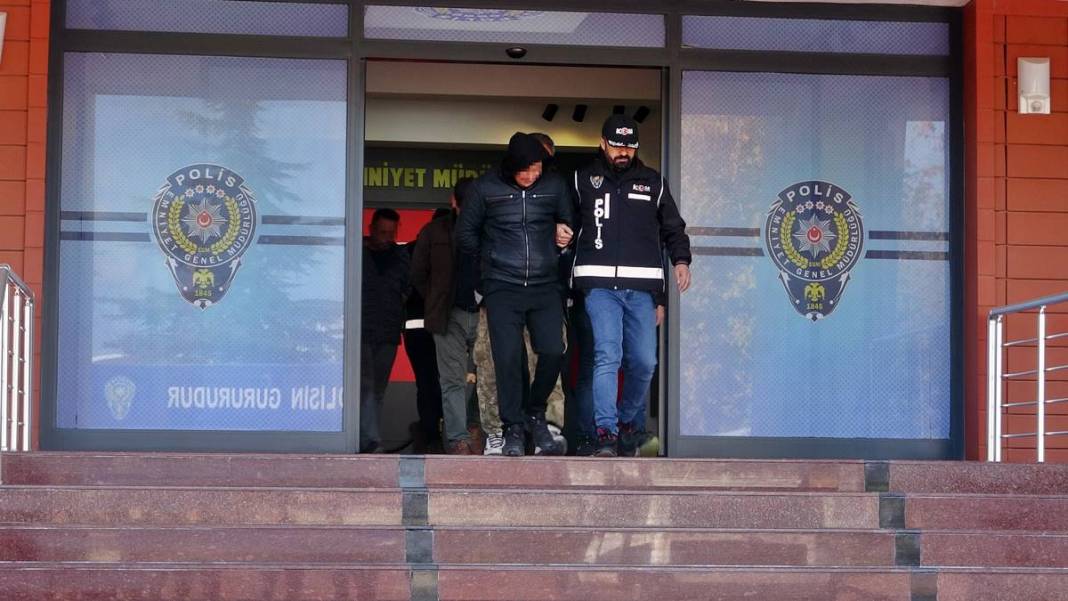 Görevli gibi giyinip sokağı kazdılar: Çıkanlar hayrete düşürdü! Borulara zarar verince gerçek ortaya çıktı 18